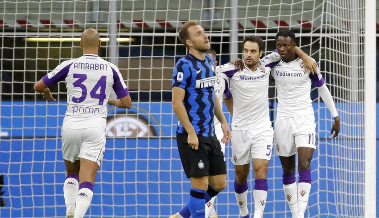 Para pemain Fiorentina merayakan gol yang dicetak oleh Kouame ke gawang Inter Milan pada laga Seria A di Stadion Giuseppe Meazza, Minggu (27/9/2020). Inter Milan menang dengan skor 4-3. (AP/Luca Bruno)