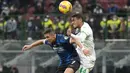 Penyerang Inter Milan, Alexis Sanchez berebut bola udara dengan pemain Sassuolo, Ruan selama pertandingan lanjutan Liga Serie A Italia di Stadion San Siro, di Milan, Italia, Senin (21/2/2022). Inter Milan kalah atas Sassuolo 0-2. (AP Photo/Antonio Calanni)