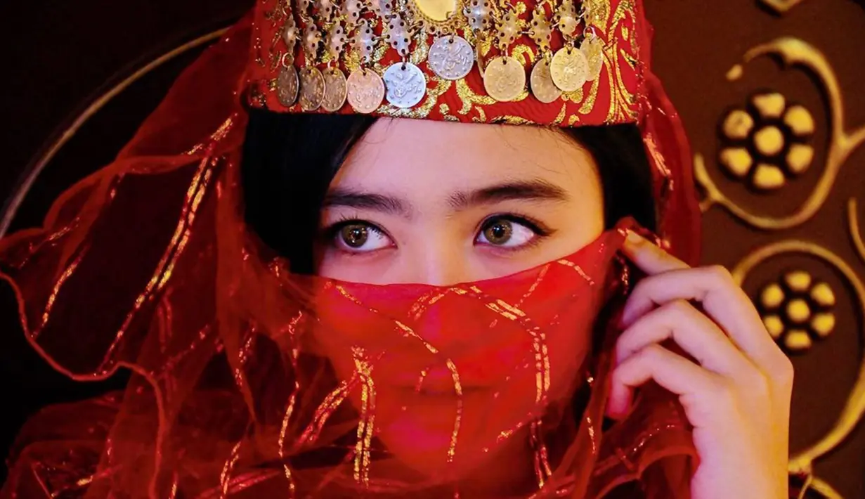 Sambil menutup sebagian wajahnya, pesona Febby Rastanty pun seakan tidak bisa redup. Pandangan matanya yang tajam pun menuai banyak pujian dari para penggemar. Banyak yang menyayangkan bahwa Febby tidak mengunggah pemotretannya bersama dengan Verrell Bramasta dengan busana ini. (Liputan6.com/IG/@febbyrastanty)