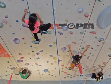Anak-anak dengan lincah meniti tiap track tebing buatan di Mall Kallang Wave, (25/3/2017). Areal ini merupakan bagian dari Singapura Sport Stadium. (Bola.com/Nicklas Hanoatubun)