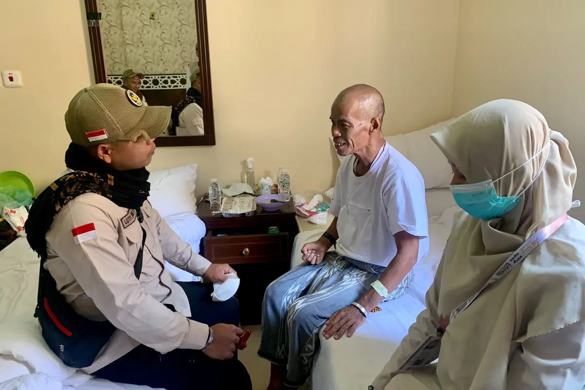 Pelaksana Lansia dan Disabilitas (Landis) melakukan pelayanan terhadap jemaah haji Indonesia.