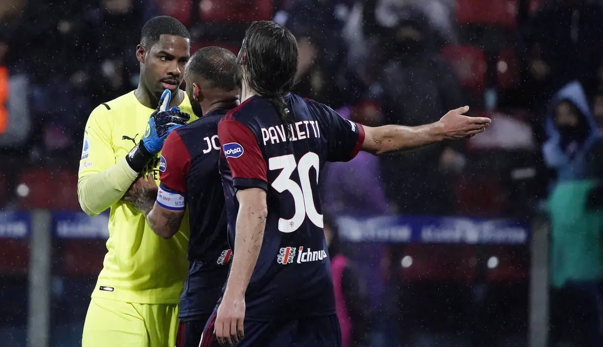 Mike Maignan yang membalasnya dengan meletakkan jari di atas telinganya justru dipersalahkan oleh kapten tim Cagliari, Joao Pedro sehingga keduanya terlibat adu argumen. (La Presse via AP/Alessandro Tocco)