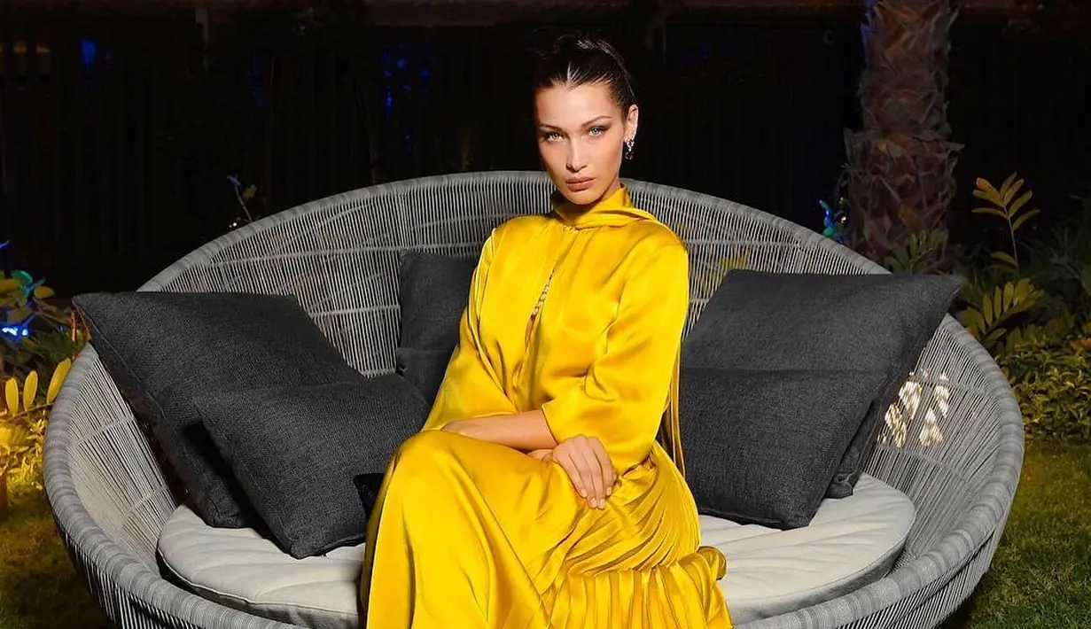 Usai diberitakan dirinya berciuman dengan The Weeknd, Bella langsung mengonfirmasi bahwa ia tak melakukan hal itu. (instagram/bellahadid)