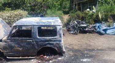 Sejumlah kendaraan rusak di bakar massa dalam kejadian kerusuhan Mulyorejo Jember. (Istimewa)