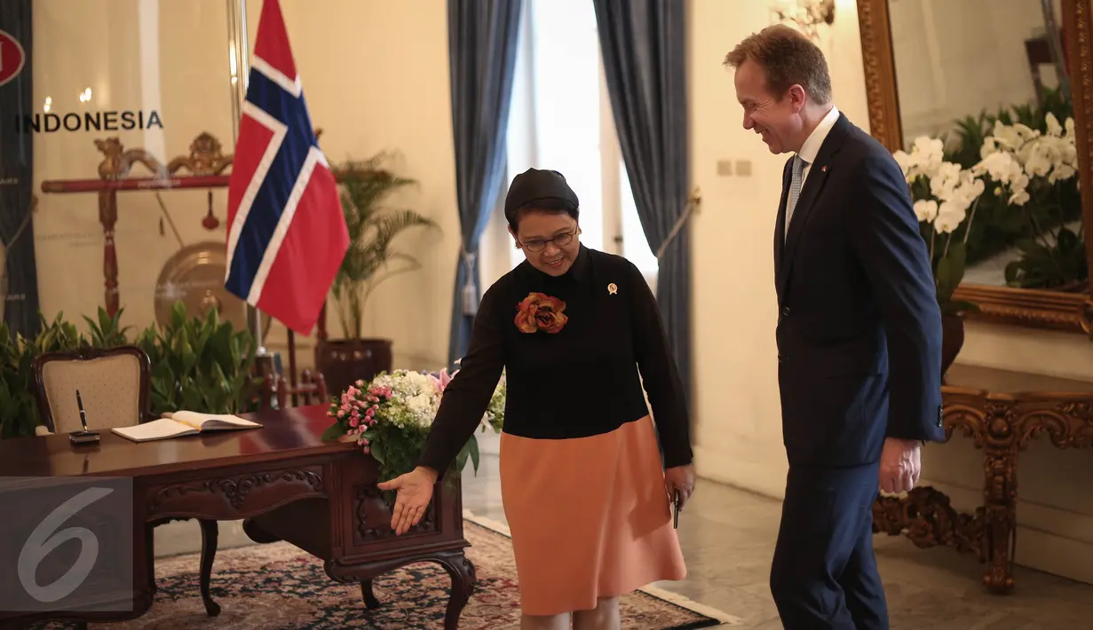 Menteri Luar Negeri RI Retno Marsudi saat mempersilahkan Menlu Norwegia Borge Brende menuju ruang pertemuan di Gedung Kemlu Jakarta, Senin (30/5). Pertemuan dalam rangka 2nd Joint Commission for Bilateral Cooperation (JCBC). (Liputan6.com/Faizal Fanani)