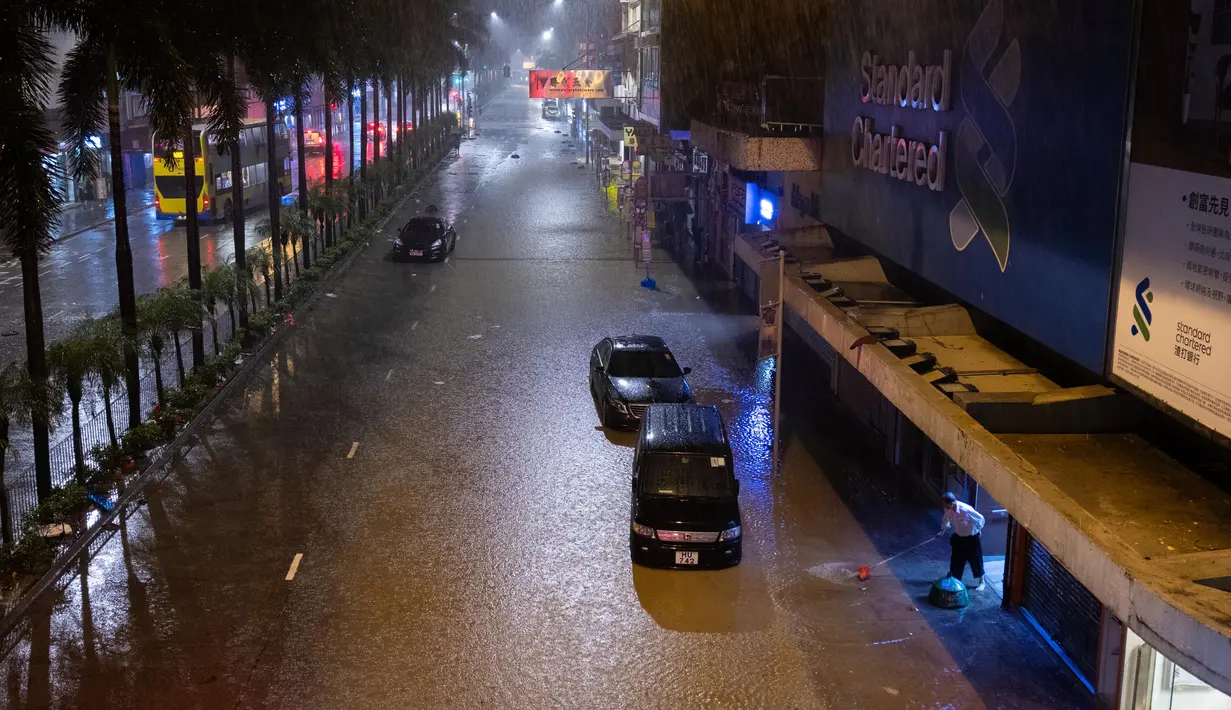 Banjir semakin parah menjelang Jumat (8/9) pagi. Sebuah jalan yang tergenang air setelah hujan deras di Hong Kong, Jumat, 8 September 2023. (AP Photo/Louise Delmotte)