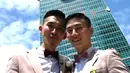 Pasangan sesama jenis Shane Lin (kanan) dan Marc Yuan berpose saat melangsungkan pesta pernikahan mereka di Taipei, Taiwan, Jumat (24/5/2019). Pernikahan pasangan sesama jenis berlangsung di Taiwan tepat saat UU LGBT mulai berlaku di tanah tersebut. (SAM YEH/AFP)