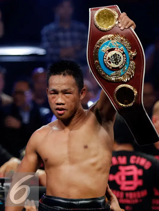 Petinju Indonesia Daud Yordan membawa sabuk juara tinju WBO (The World Boxing Organization) Asia-Pacific dan Africa usai mengalahkan Petinju Jepang Yoshitaka Kato di Balai Sarbini, Jakarta, Jumat (5/2). (Liputan6.com/Johan Tallo)