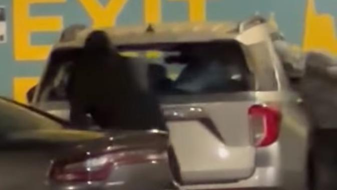 <p>Video viral perampokan mobil WNI di luar negeri.</p>