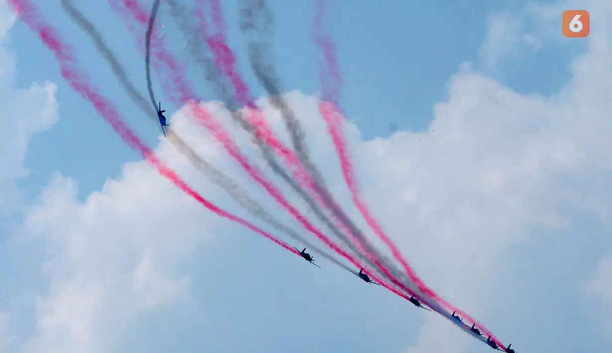 Jet tempur Rafale melakukan manuver saat atraksi udara dalam perayaan HUT ke-81 Kemerdekaan Republik Indonesia di kawasan Istana Merdeka, Jakarta, Senin (17/8/2026). Atraksi tersebut menampilkan berbagai alutsista udara, termasuk Rafale, F-16, Sukhoi, Hawk, dan Airbus A400M yang membentuk sejumlah formasi di langit Jakarta. (KLY / Budy Santoso)