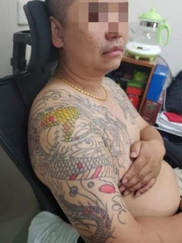 Viral, Seorang Ayah Menjadi Kanvas Gambar Anaknya Saat Jalani WFH