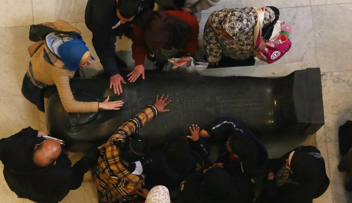 Anak-anak penyandang tunanetra dibantu untuk menyentuh sebuah artefak di Museum Mesir di Kairo, Mesir (13/1/2020). Pada tanggal 28 Januari 2011 saat Revolusi Mesir 2011, museum ini didobrak oleh ratusan orang dan dua mumi dilaporkan hancur.  (Xinhua/Ahmed Gomaa)