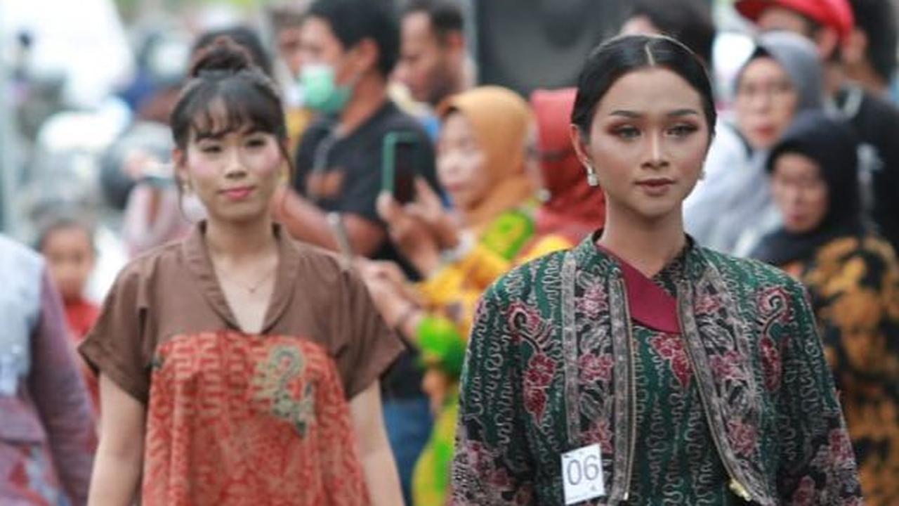 Mengawali Batik Festival, Banyuwangi Gelar Fashion On Pedestrian