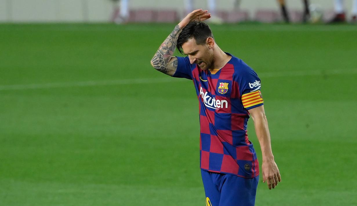 Striker Barcelona, Lionel Messi, tampak kecewa usai dikalahkan Osasuna pada laga lanjutan La Liga pekan ke-37 di Camp Nou, Jumat (17/7/2020) dini hari WIB. Barcelona kalah 1-2 atas Osasuna. (AFP/Lluis Gene)