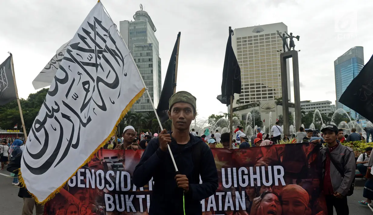 Massa menggelar aksi solidaritas untuk muslim Uighur pada kegiatan Car Free Day di kawasan Bundaraan HI, Jakarta, Minggu (23/12). Aksi solidaritas itu untuk mengutuk kekerasan terhadap Muslim Uighur oleh pemerintah China. (Merdeka.com/Iqbal S. Nugroho)