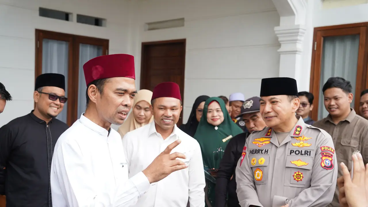 Kapolda Riau bersilaturahmi dengan Ustaz Abdul Somad