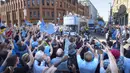 Para suporter menyapa pemain Manchester City saat melakukan parade keberhasilan merebut gelar juara Premier League di Manchester, Senin (14/5/2018). The Citizens menjadi tim terbaik dengan raihan 100 poin. (AP/Anthony Devlin)