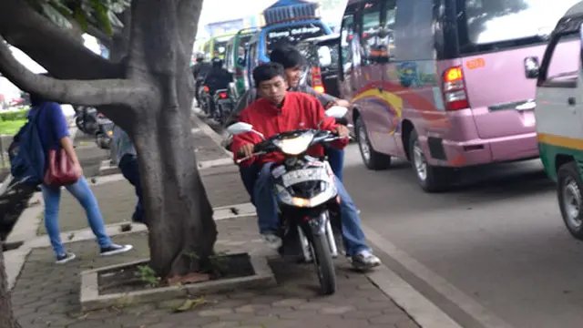 Melawan Arus, Trotoar Dikuasai Pengendara Sepeda Motor