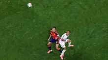 Kapten Timnas Spanyol, Rodri, berebut bola dengan pemain Tanjung Verde, Dailon Livramento, dalam laga Grup H Piala Dunia 2026 di Atlanta Stadium, Senin (15/6/2026) malam WIB. (Justin Setterfield/Getty Images/AFP)