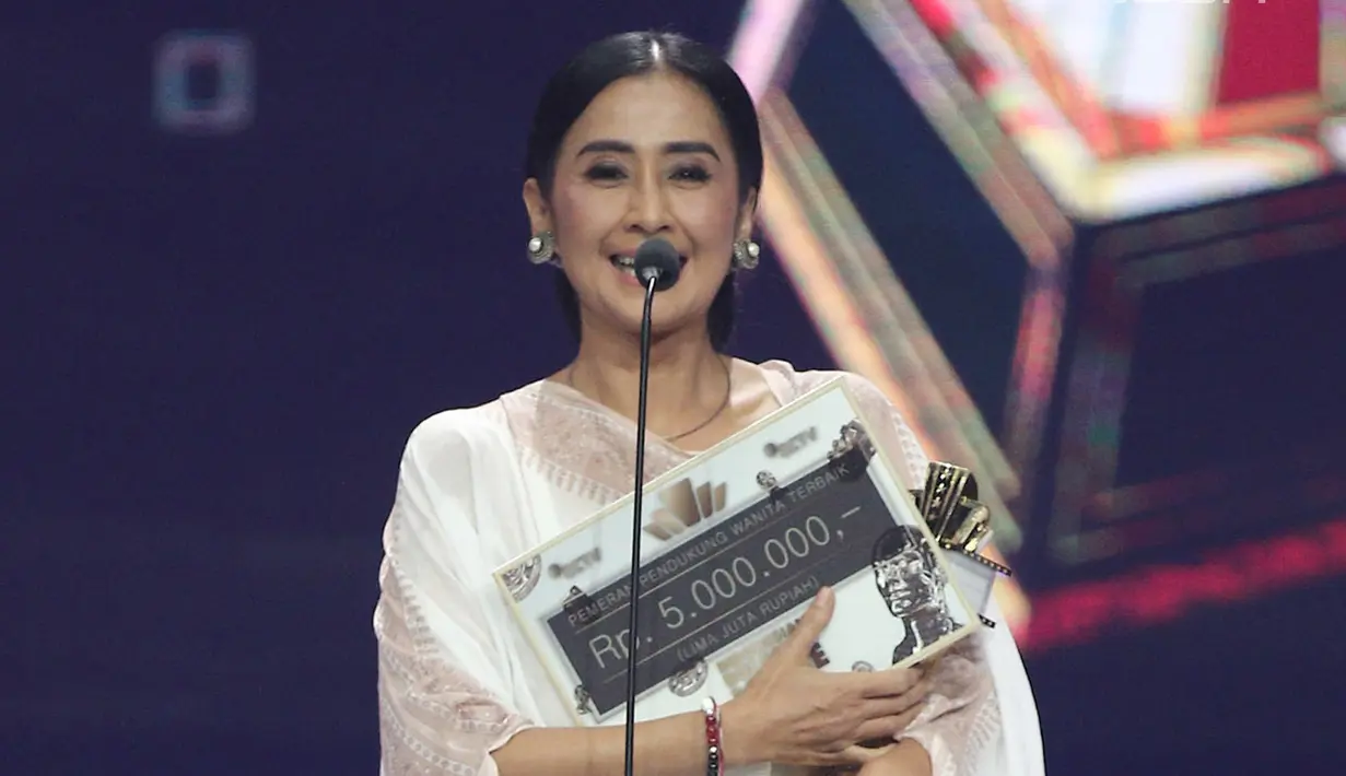 Aktris Ayu Laksmi memberi sambutan usai menerima penghargaan dalam acara IBOMA 2018 di STUDIO 6 EMTEK CITY, Jakarta, Jumat (23/3/2018). Ayu menggondol penghargaan pada kategori pemeran pendukung wanita terbaik. (Liputan6.com/Herman Zakharia)