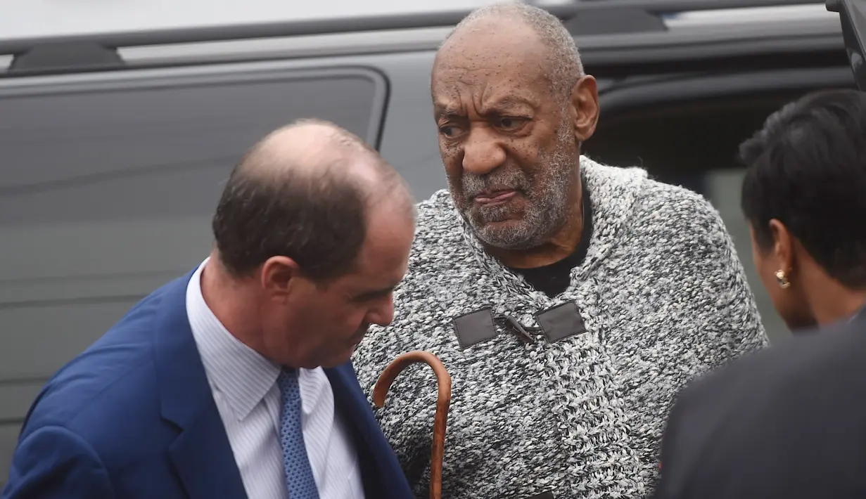 Aktor Amerika, Bill Cosby ketika tiba di Pengadilan Montgomery County, Pennsylvania, Rabu (30/12). Cosby dikenai tuduhan penyerangan seksual dalam satu peristiwa di tahun 2004 yang melibatkan seorang pegawai universitas setempat. (REUTERS/Mark Makela)