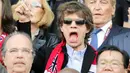 Vokalis band legendaris Rolling Stones Mick Jagger menyaksikan laga Inggris kontra Jerman di babak 16 besar PD 2010 pada 27 Juni 2010 di Bloemfontein. AFP PHOTO/JOHN MACDOUGALL
