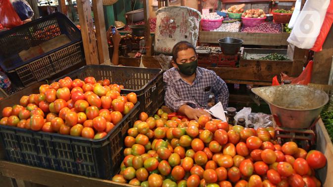 Pedagang menunggu pembeli di Pasar Senen, Jakarta, Selasa (5/5/2020). Badan Pusat Statistik (BPS) mencatat inflasi pada April 2020 sebesar 0,08% yang disebabkan permintaan barang dan jasa turun drastis akibat pandemi COVID-19. (Liputan6.com/Angga Yuniar)
