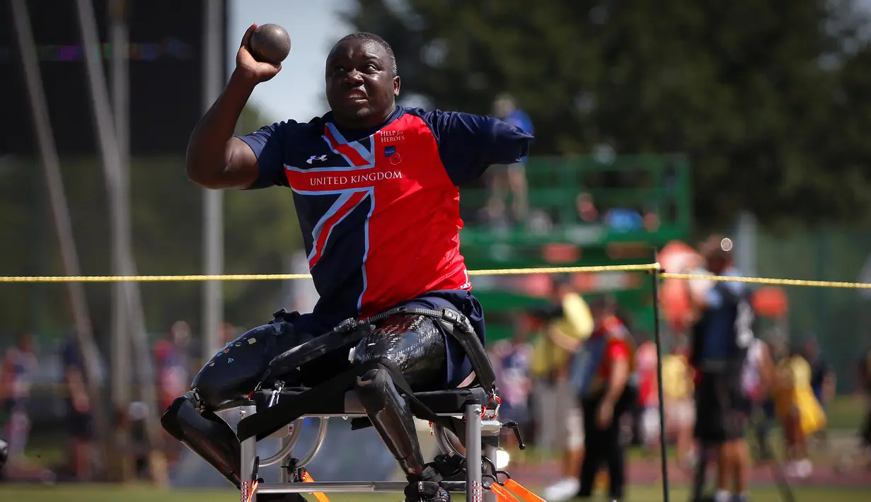 Seorang prajurit dari United Kingdom saat unjuk kebolehan melempar peluru di Olimpiade Invictus di Orlando, Florida, AS (10/5). Sejumlah prajurit yang kehilangan anggota tubuhnya bersaing dalam Olimpiade Invictus di Florida. (REUTERS / Carlo Allegri)
