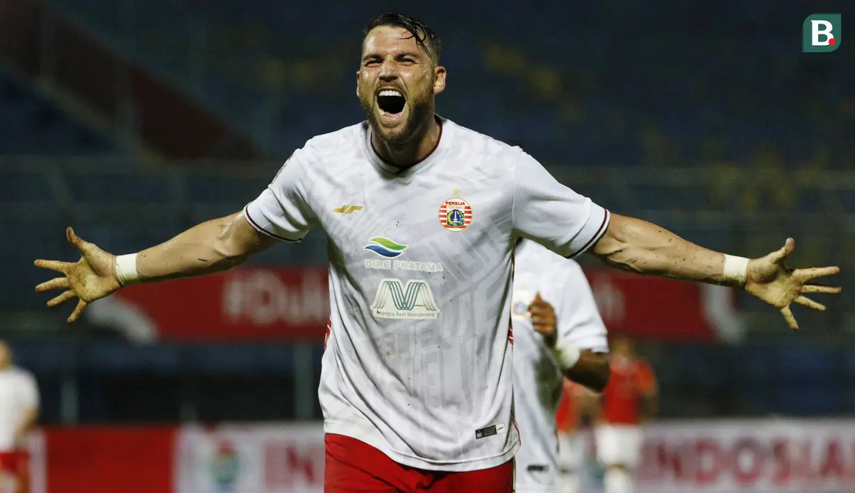 Selebrasi pemain Persija Jakarta, Marko Simic usai berhasil menjebol gawang Borneo FC Samarinda dalam pertandingan Babak Penyisihan Grup B Piala Menpora 2021 di Stadion Kanjuruhan, Malang. Sabtu (27/3/2021). (Bola.com/Ikhwan Yanuar)