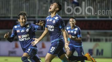 Hanif Sjahbandi merayakan golnya ke gawang PBFC pada laga Final Piala Presiden 2017 di Stadion Pakansari, Bogor, Minggu (12/3/2017). (Bola.com/Vitalis Yogi Trisna)