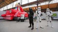 Sejumlah staf berpakaian Star Wars menunggu pengunjung saat pembukaan Festival Komik Setrip Brussel di Gare Maritime of Tour & Taxis di Brussel, Belgia, 11 September 2020. Akibat COVID-19, jumlah peserta pameran dan pengunjung di festival itu mengalami penurunan tahun ini. (Xinhua/Zheng Huansong)