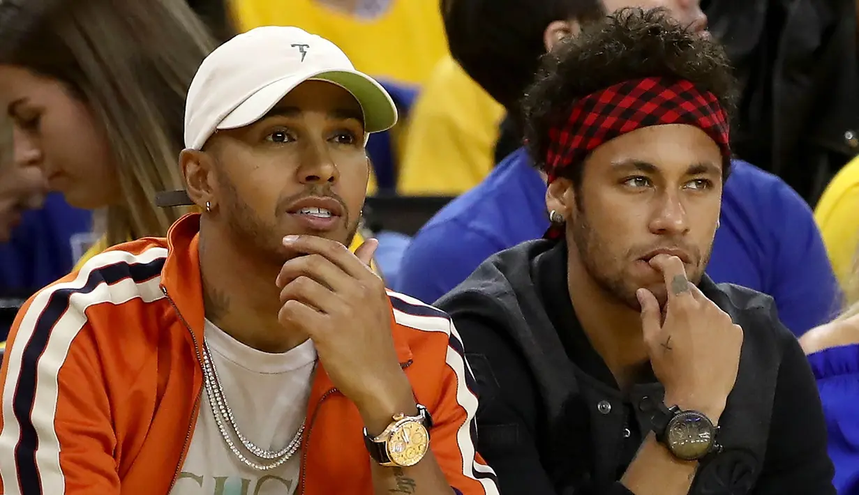 Pembalap F1, Lewis Hamilton dan Striker Barcelona, Neymar Jr menyaksikan gim kedua Final NBA antara Cleveland Cavaliers melawan Golden State Warriors di Oracle Arena, California, (4/06/2017). Golden State Warriors menang 132-113. (AFP/Ezra Shaw)