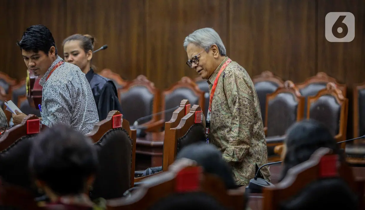 Mantan pimpinan KPK, Erry Riyana Hardjapamekas hadir dalam sidang uji materi terhadap Perubahan kedua atas UU No. 30 Tahun 2022 tentang KPK di Mahkamah Konstitusi, Jakarta, Rabu (8/1/2020). Uji materi ini berfokus pada ranah formil dan belum yang bersifat substansi. (Liputan6.com/Faizal Fanani)