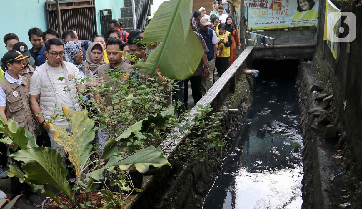 Ridwan Kamil menyusuri jalan dan gang untuk mendengarkan masukan dan aspirasi warga. (Liputan6.com/Herman Zakharia)
