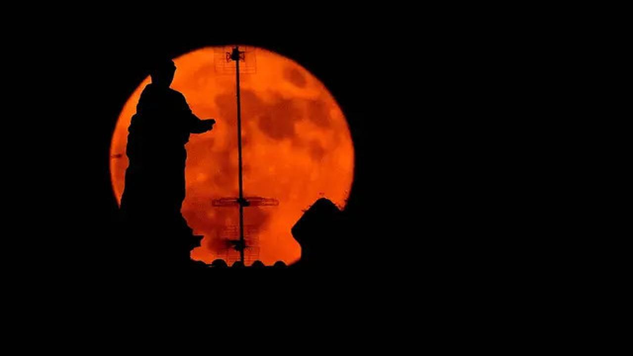 Potret Penampakan Fenomena Strawberry Moon di Sejumlah Negara