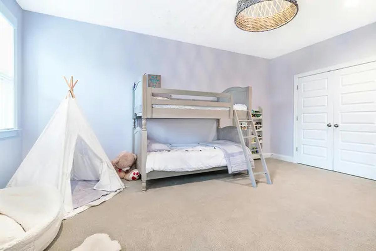 5 Model Kamar Tidur Minimalis Ukuran Kecil untuk 2 Kasur, Cocok untuk Anak Kembar