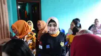 Ade Fitrie bersama YPPA melakukan pemeriksaan kesehatan warga Kampung Pulo