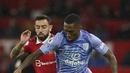 Gelandang Manchester United, Bruno Fernandes berusaha merebut bola dari pemain Bournemouth, Jaidon Anthony pada pertandingan lanjutan Liga Inggris di Old Trafford di Manchester, Inggris, Rabu (4/1/2023). Tambahan tiga poin membuat MU kukuh di posisi keempat klasemen Liga Inggris dengan 35 poin. (AP Photo/Dave Thompson)