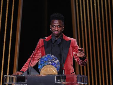Bintang Real Madrid, Vinicius Junior saat menerima Socrates Award dalam malam penghargaan Ballon d'Or 2023 di Theatre du Chatelet di kota Paris, Prancis, Selasa (31/10/2023) dini hari WIB. (FRANCK FIFE / AFP)