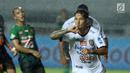 Pemain depan Bali United, Irfan Bachdim merayakan golnya ke gawang PS TNI saat laga lanjutan Liga 1 Indonesia di Stadion Pakansari, Kab Bogor, Senin (10/7). Laga dimenangkan Bali United dengan skor 4-3. (Liputan6.com/Helmi Fithriansyah)