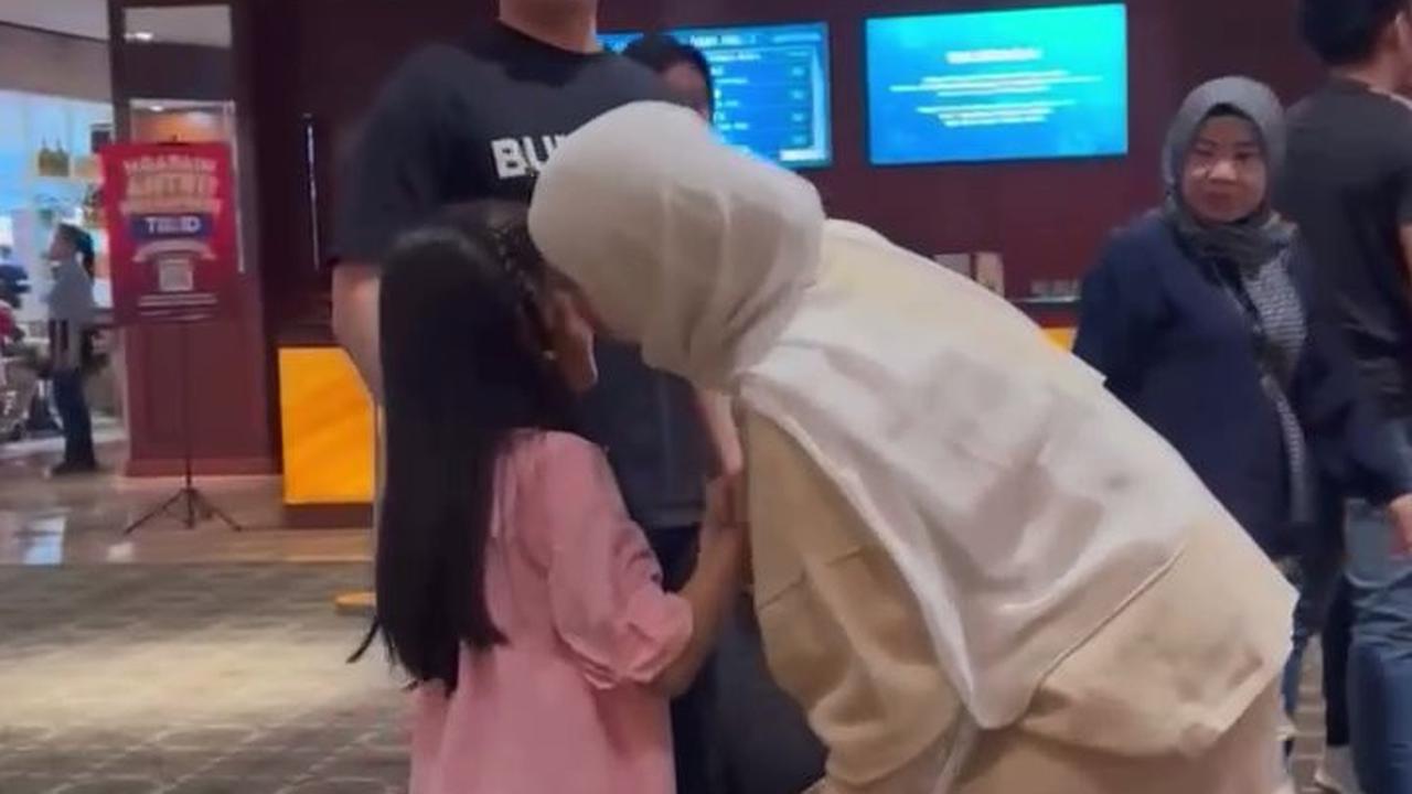 7 Potret Olla Ramlan dan Mantan Suami Nonton Bareng Bersama Anak, Tetap Akur meski Sudah Bercerai
