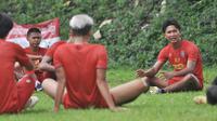 Pemain Arema FC kembali latihan di Lapangan Ketawang, Kabupaten Malang sejak Sabtu (3/4/2021). Ada sesi sharing dalam latihan tersebut. (Bola.com/Iwan Setiawan)
