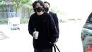 Saat keluar dari mobil, Jungkook menenteng sebuah tas yang tak terlalu besar. Pada salah satu tangannya, ia juga memegang gelas minuman. (Foto: Dispatch/Allkpop)