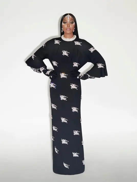 <p>Sedangkan Naomi Campbell mengenakan gaun panjang dengan aksen lengan cape dari Burberry. Gaya fashion ini menampilkan kesan klasik yang unik.</p>