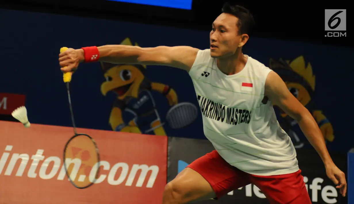 Pebulutangkis Indonesia, Sony Dwi Kuncoro berusaha mengembalikan kok saat melawan pemain Jepang Kazumasa Sakai di kualifikasi Indonesia Open 2017 di Jakarta Convention Centre, Senin (12/6). Sony kalah 13-21, 16-21. (Liputan6.com/Helmi Fithriansyah)