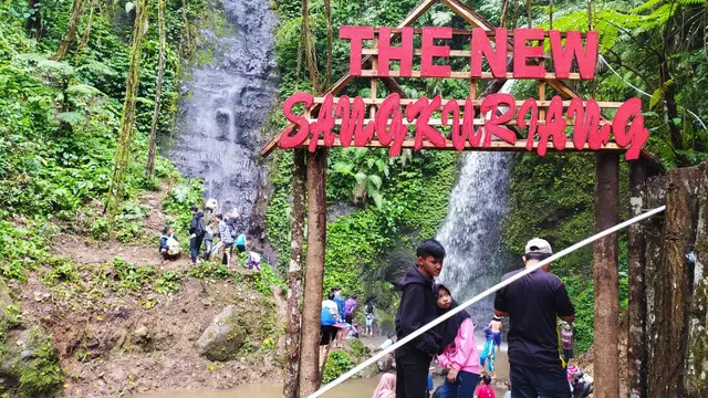 Sebuah gerbang masuk bertuliskan 'The New Sangkurang' menjadi pintu masuk pengunjung untuk menikmari sensasi berenang di kawasan Curug Candung.