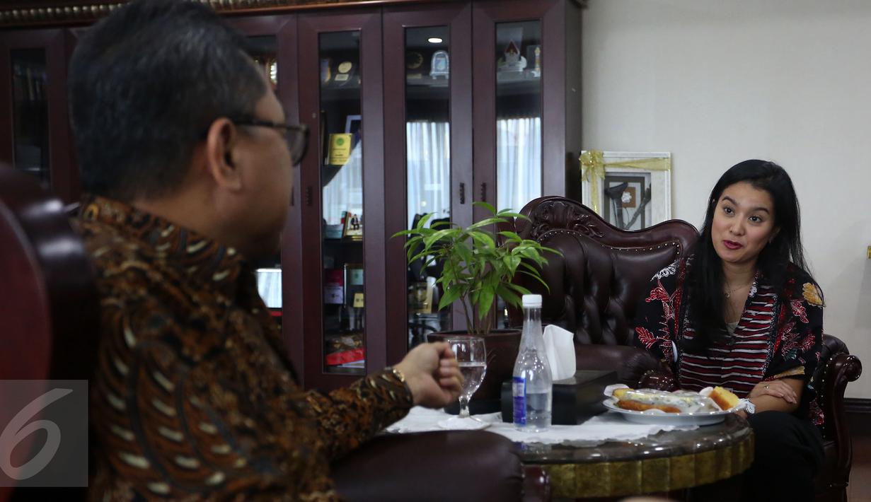 Ketua MPR Zulkifli Hasan berbincang dengan pengurus PARFI 56, Marcella Zalianty, Jakarta, Selasa (4/4). Dalam kunjungannya PARFI56 memperkenalkan kepengurusannya yang baru dan membahas perkembangan perfilman di Indonesia. (Liputan6.com/Johan Tallo) 