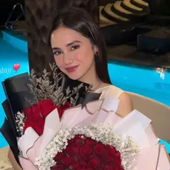 Syifa Hadju tampak menerima dua buket mawar merah dari El Rumi. Ia pun tampil dengan dress putih sleeveless. [@elelrumi]