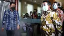 Presiden PKS Sohibul Iman menyambut kunjungan Ketua Umum Partai Demokrat, Agus Harimurti Yudhoyono (AHY) di kantor DPP PKS, Jakarta Selatan, Jumat (24/7/2020). Kedatangan AHY untuk bersilaturahmi dengan para pengurus partai tersebut. (Liputan6.com/Johan Tallo)