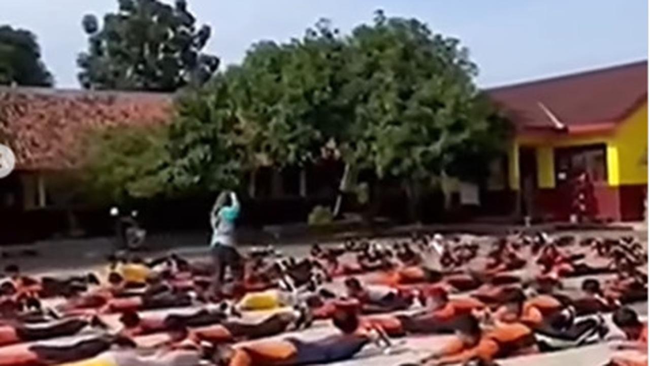Protes Pungutan dari Ortu, Pihak Sekolah Belajarkan Siswa Berenang di Lapangan Sekolah